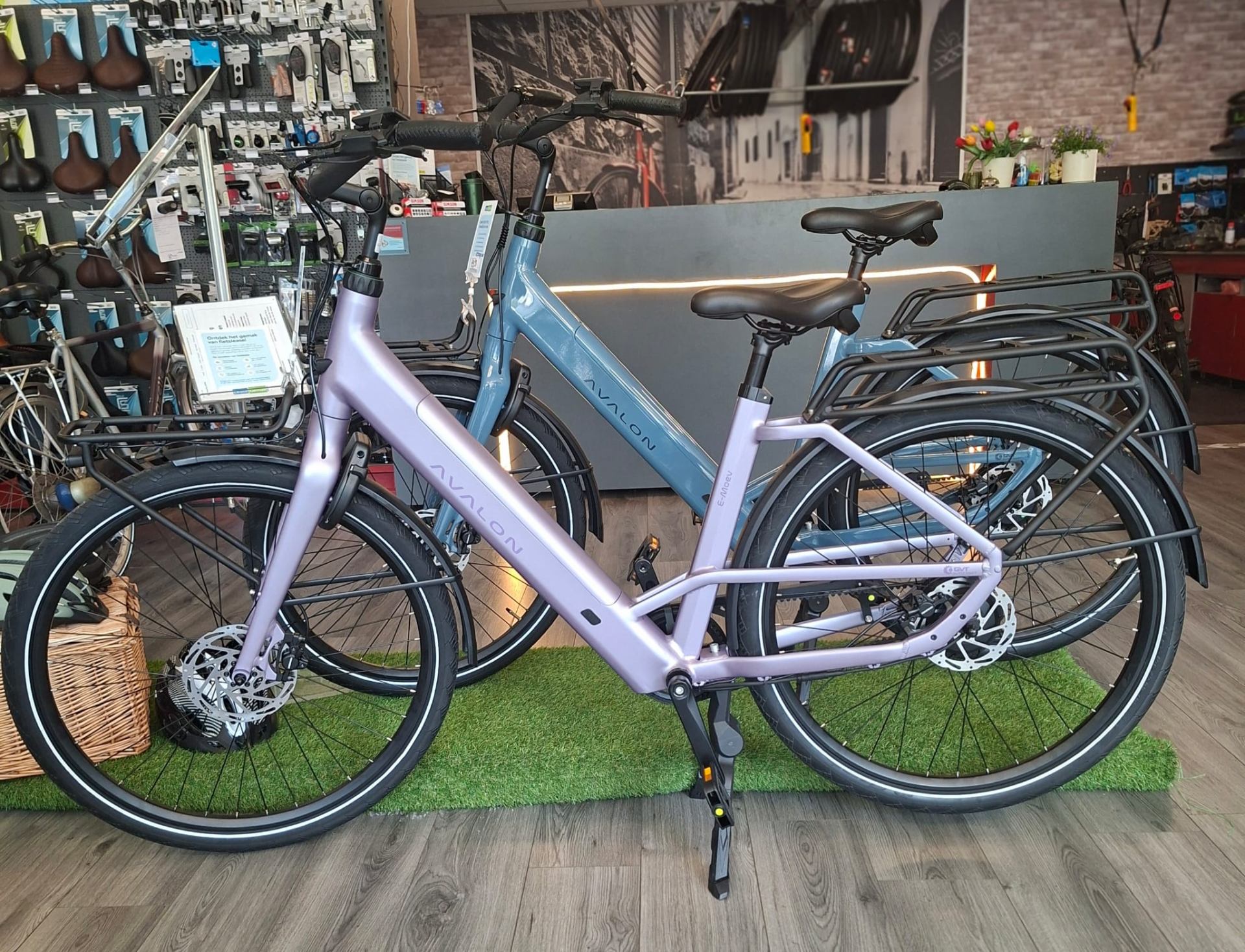 Avalon E-Moev e-bikes in de showroom